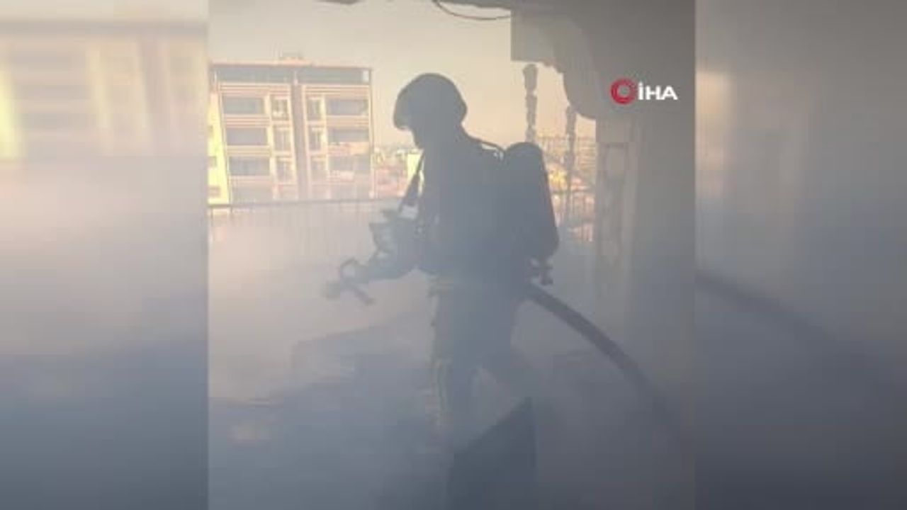 İskenderun’da 3'üncü kattaki daire alevlere teslim oldu; bir kişi dumandan etkilendi
