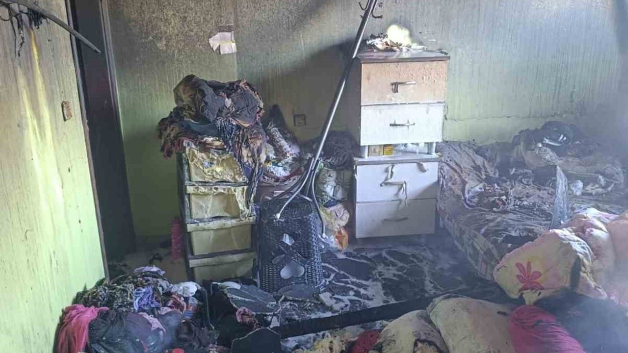 İskenderun'da 3'üncü kattaki daire alevlere teslim oldu, bir kişi kurtarıldı