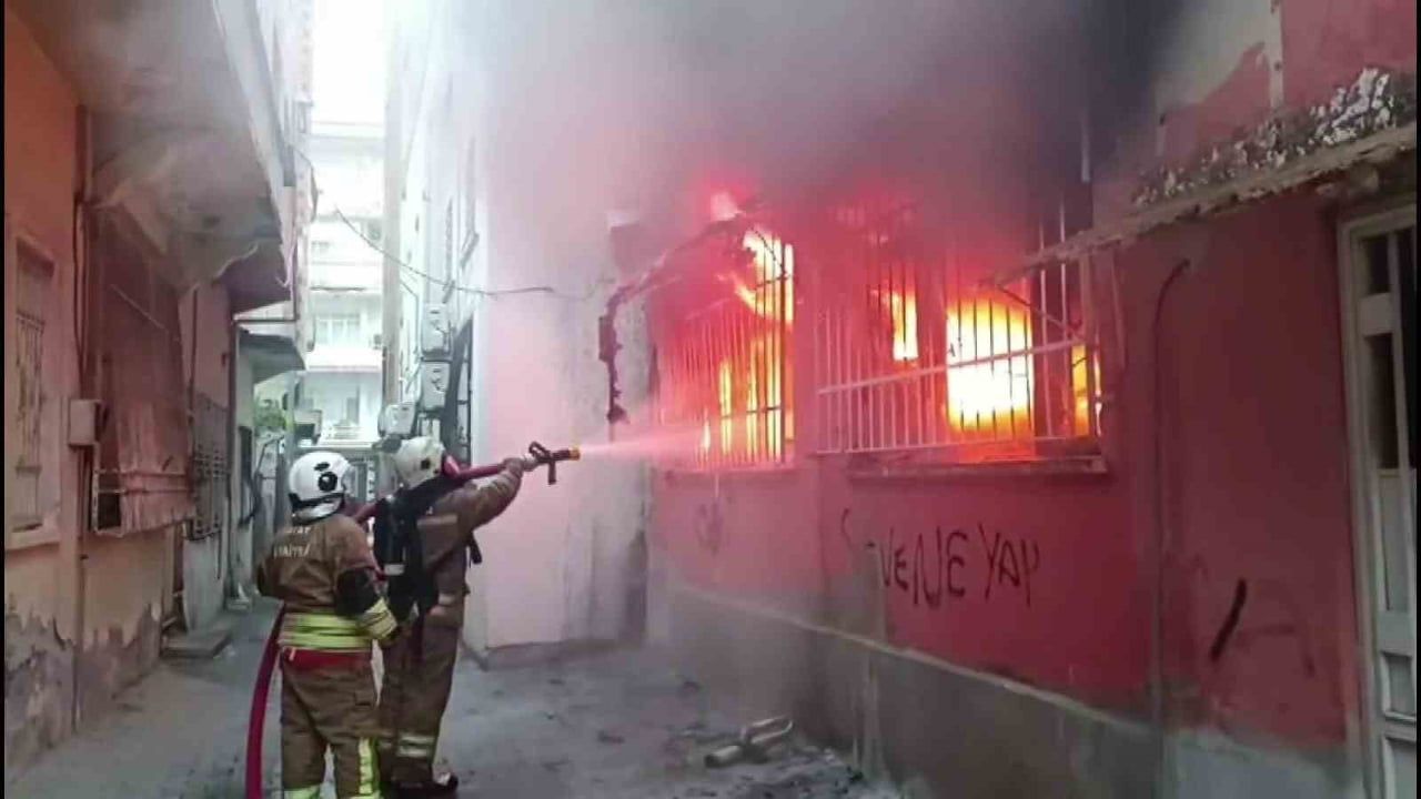 İskenderun'da giriş katındaki kumaş deposu yandı, itfaiye alevleri söndürdü
