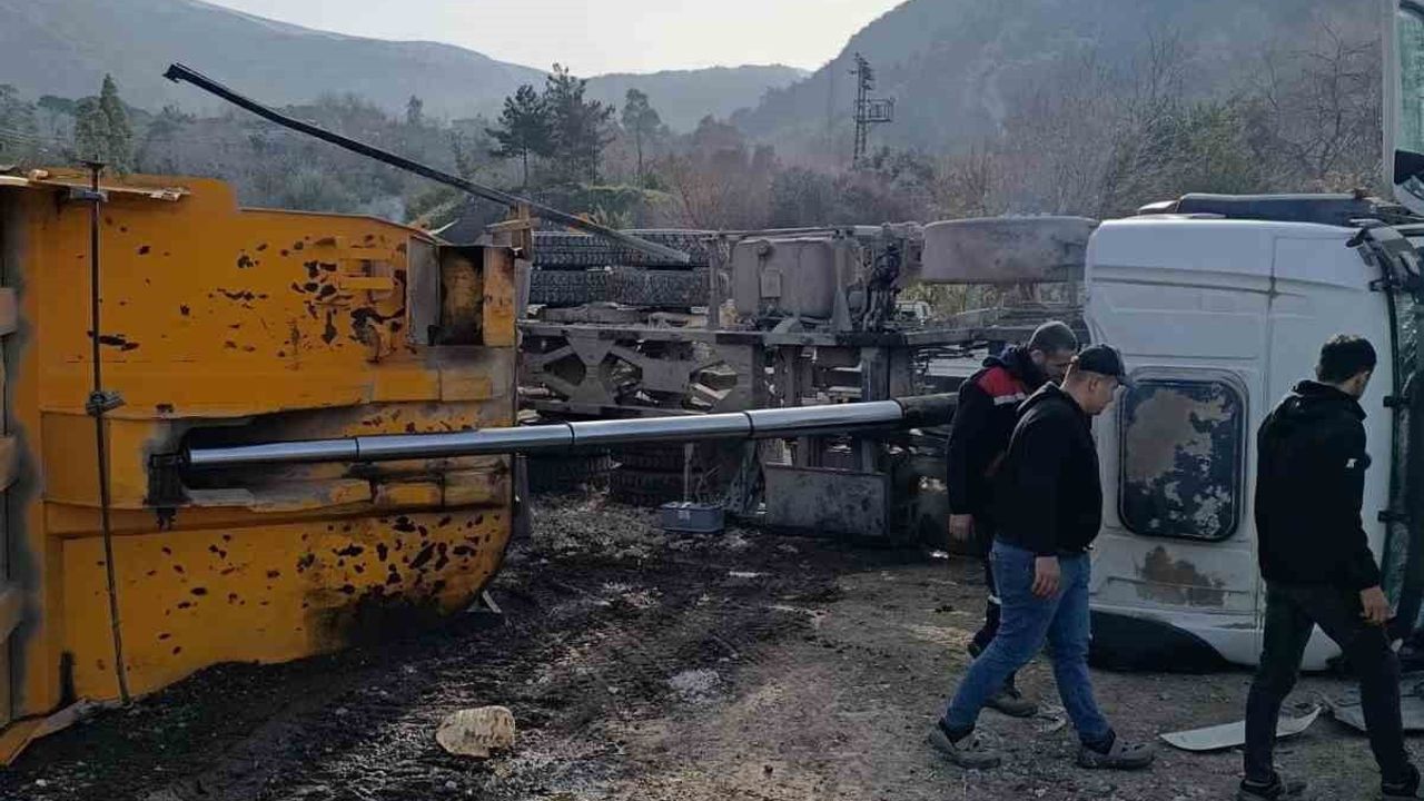 İskenderun'da hafriyat kamyonu devrildi: sürücü yaralandı