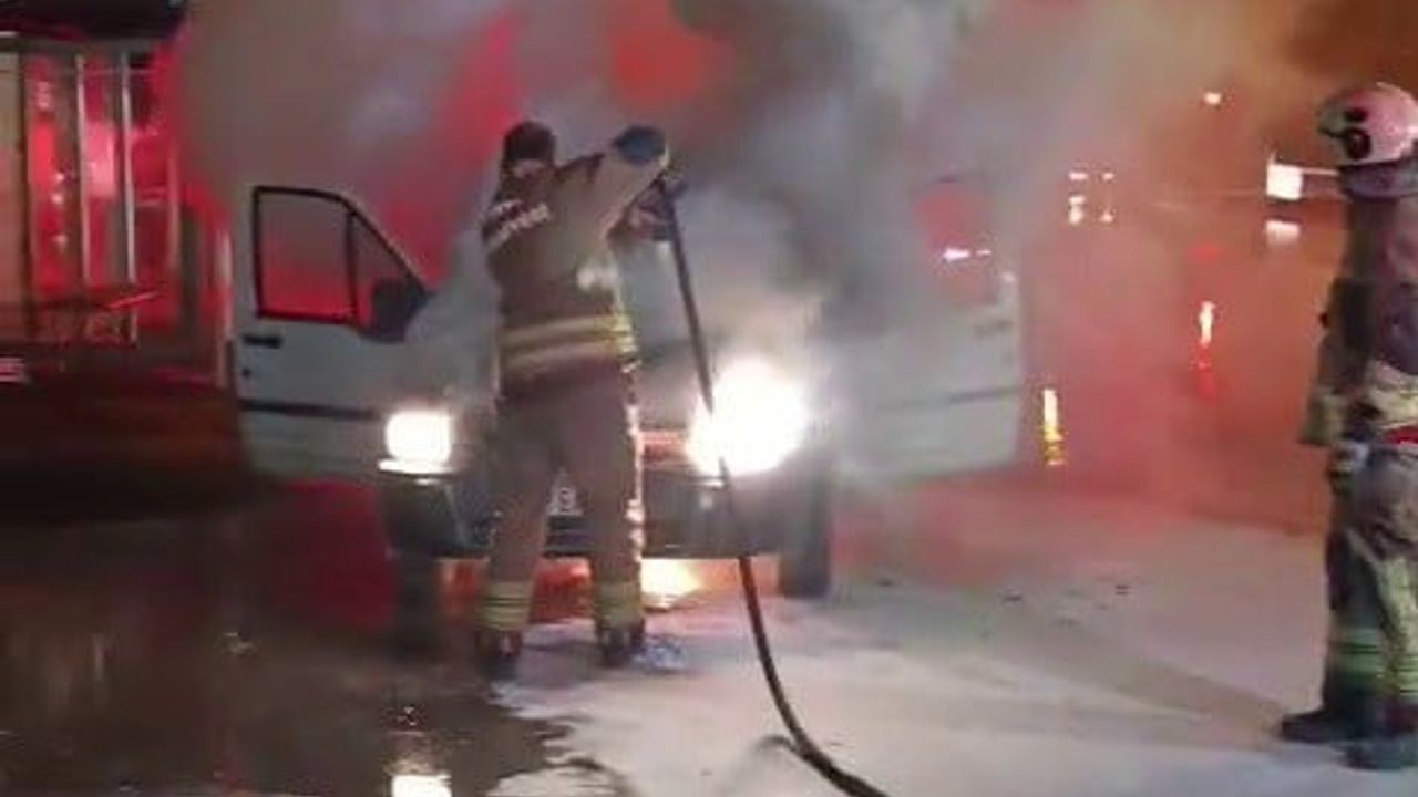 İskenderun'da seyir halindeki hafif ticari aracın motoru yandı