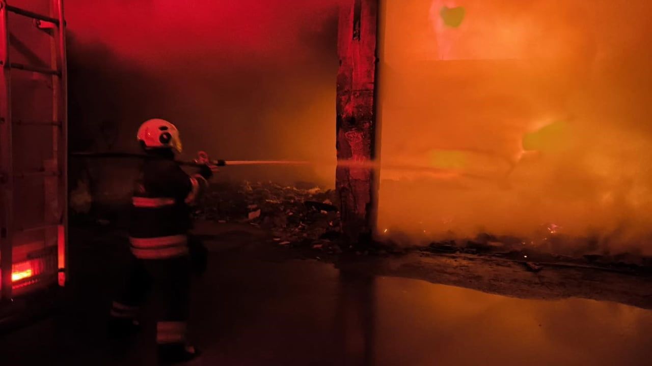 İskenderun Dumlupınar Mahallesi'nde metruk bina yangını kontrol altına alındı