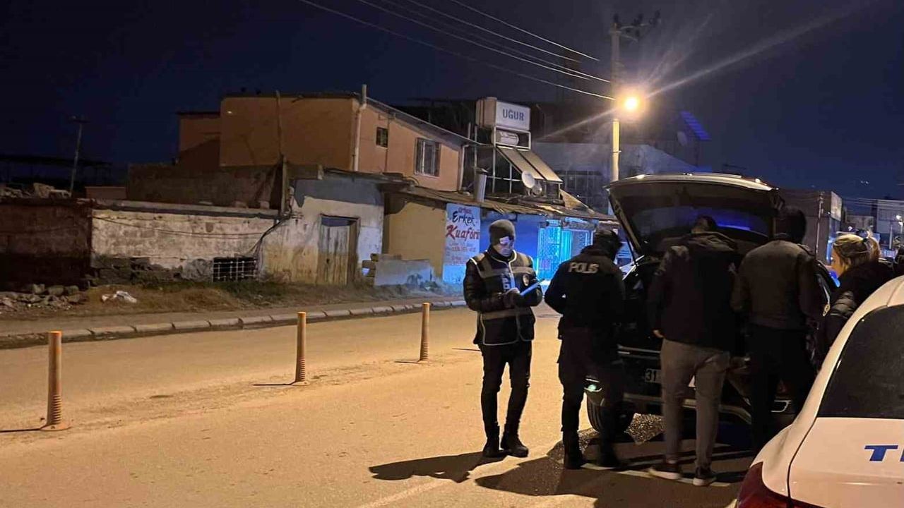 İskenderun Polisi Soğuk Havada Gece Uygulamalarına Devam Ediyor