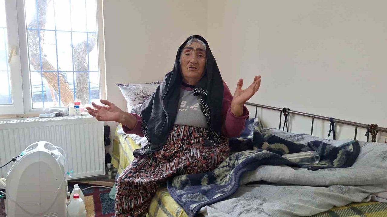 İskilip'te 82 yaşındaki anne, 61 yaşındaki engelli oğluna bebek gibi bakıyor