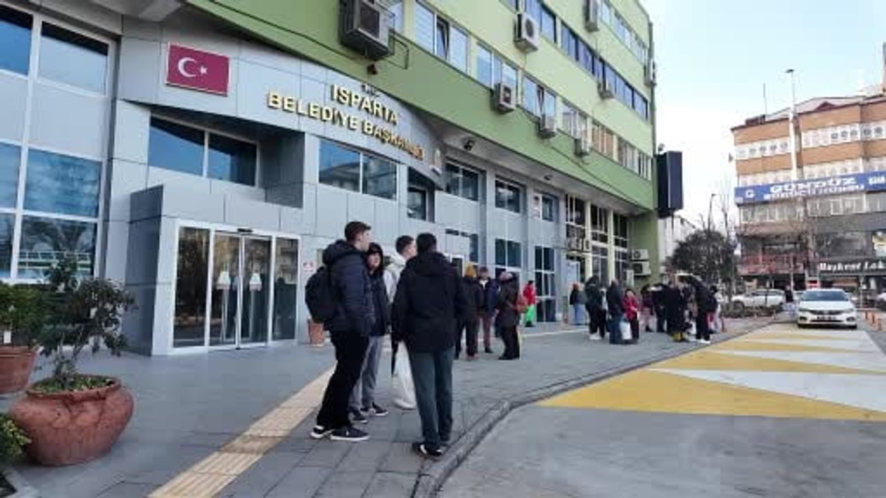 Isparta Belediyesi'nin Sömestre Sürprizi: Çocuklar Davraz'da Karla Buluştu