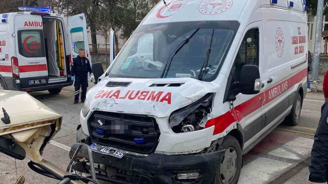 Isparta'da ambulansla çarpıştı: Otomobil hurdaya döndü, 2 kişi yaralandı