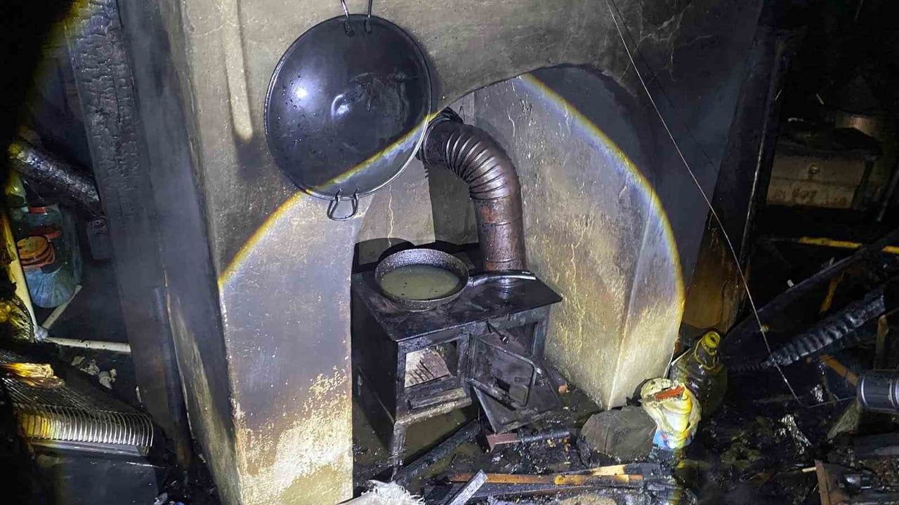 İsparta'da bacadan çıkan yangın evi kullanılamaz hale getirdi