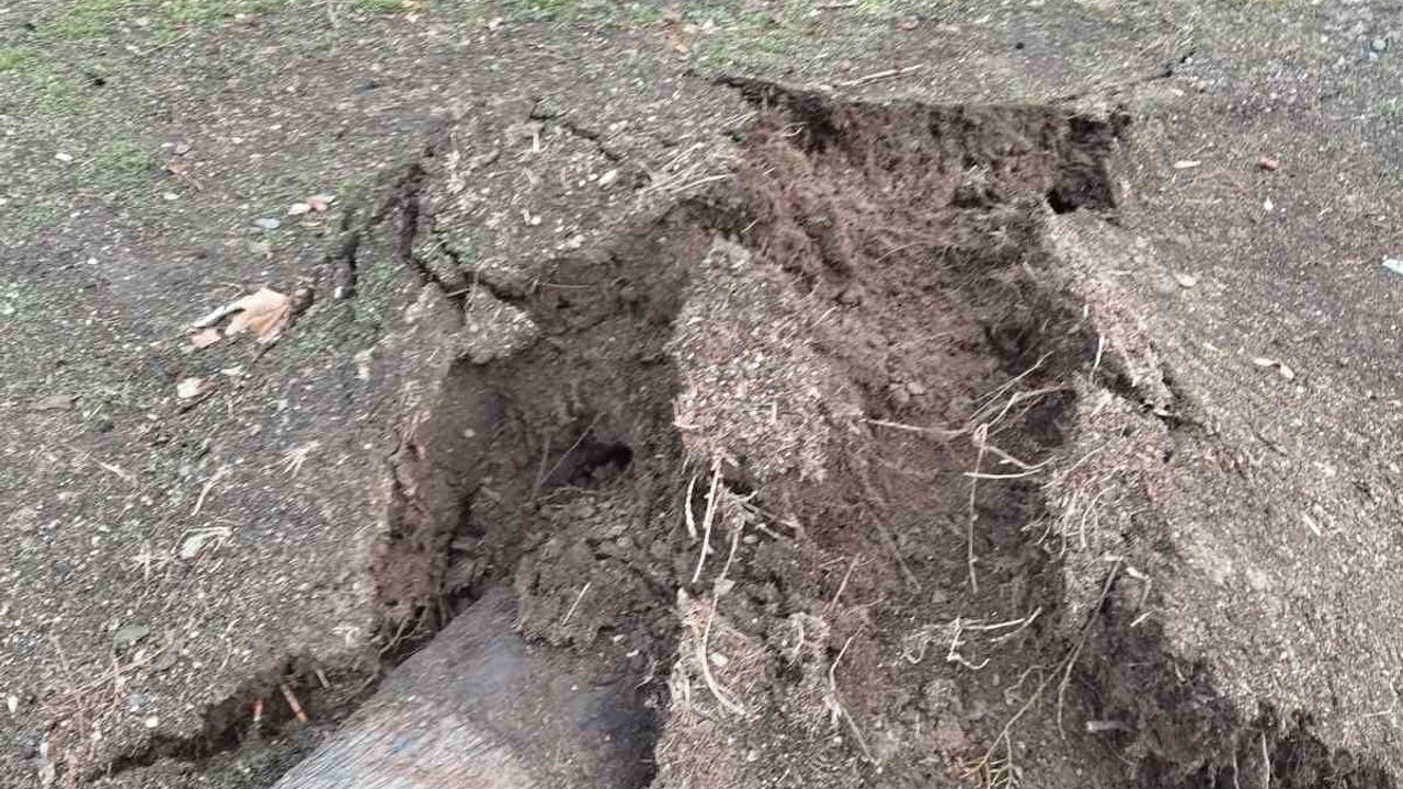 Isparta'da fırtına park halindeki aracı üzerine devirdi