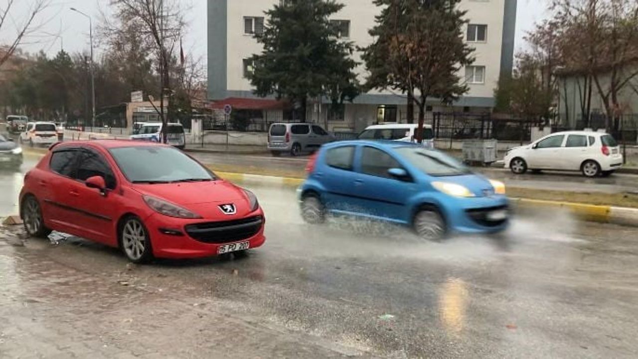 Isparta'da sağanak ve kuvvetli rüzgar yaşamı olumsuz etkiledi