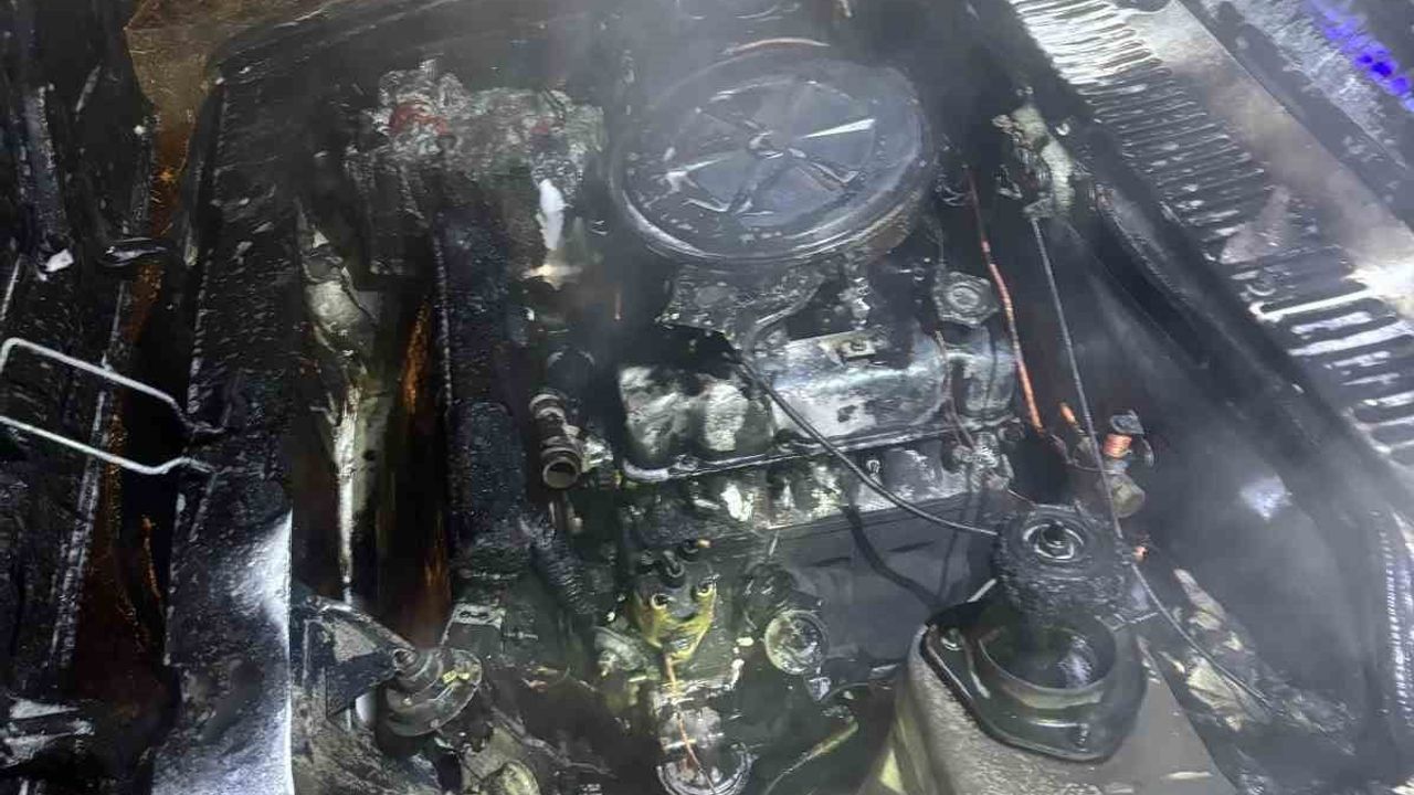 Isparta'da Seyir Halindeki Fiat Tofaş'ın Motoru Alev Aldı