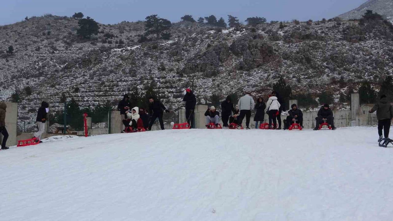 Isparta Davraz'da suni karla kayak sezonu sürüyor