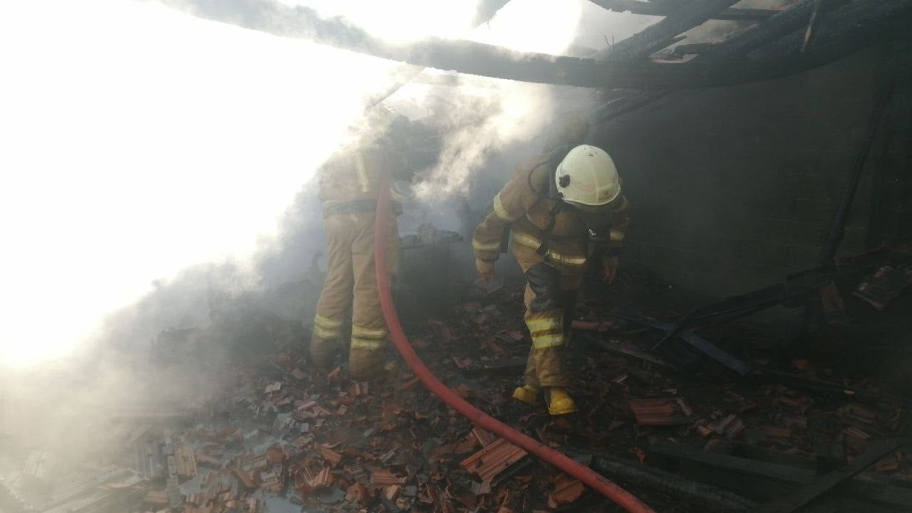 Isparta Yalvaç’ta hurda işletmesinin çatısında yangın
