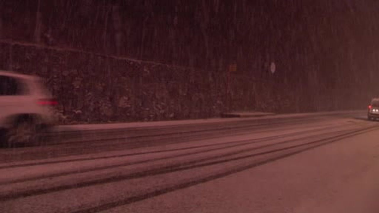 İstanbul 2026'ya Karla Girdi: Yollar Beyaza Büründü