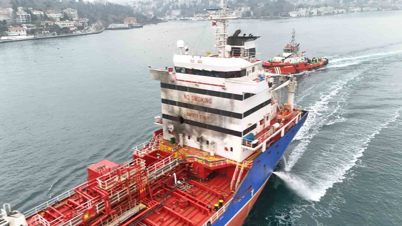 İstanbul Boğazı'nda havadan görüntülenen "Ata Voyager" tankeri