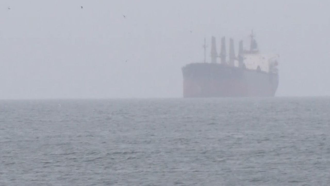 İstanbul Boğazı'nda makine arızası yapan gemi Ahırkapı'ya demirletildi