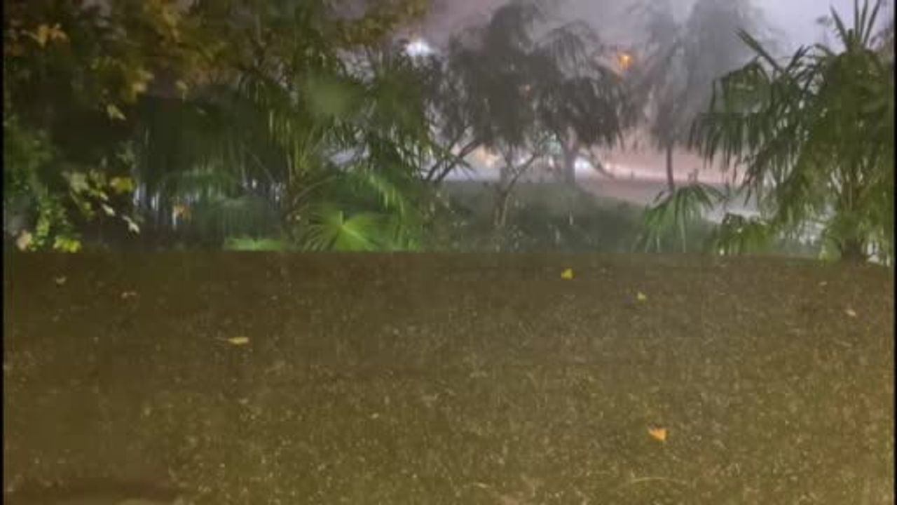 İstanbul’da akşam sağanak: Şimşekler geceyi aydınlattı