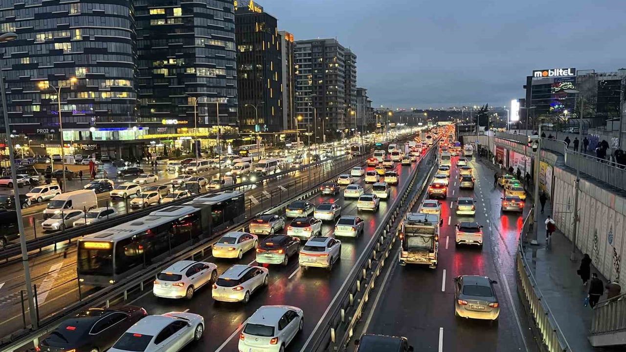 İstanbul’da akşam trafiği yüzde 87 ile tıkandı
