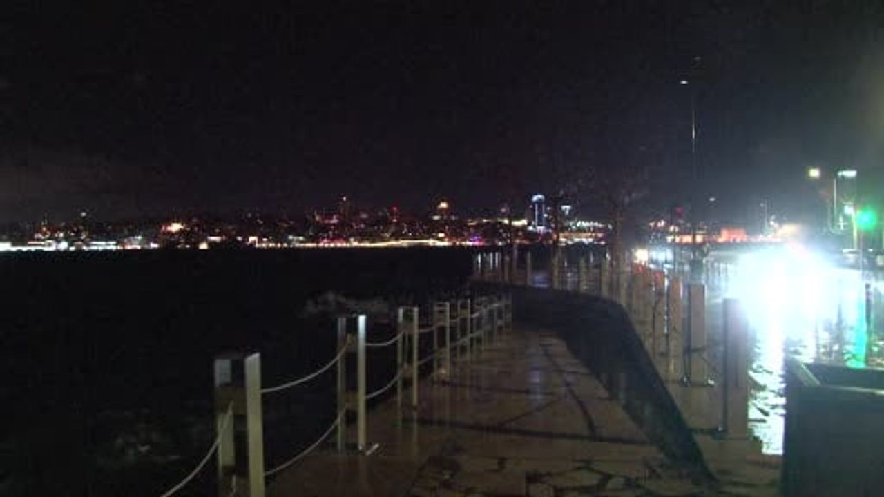 İstanbul'da fırtına: Üsküdar sahilinde dev dalgalar