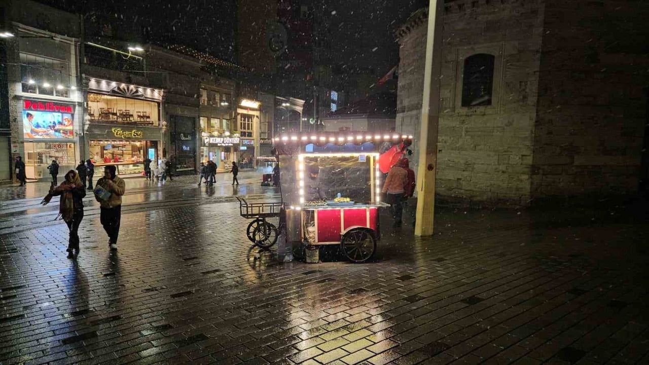 İstanbul’da Gece Boyu Etkili Olan Kar Yağışı