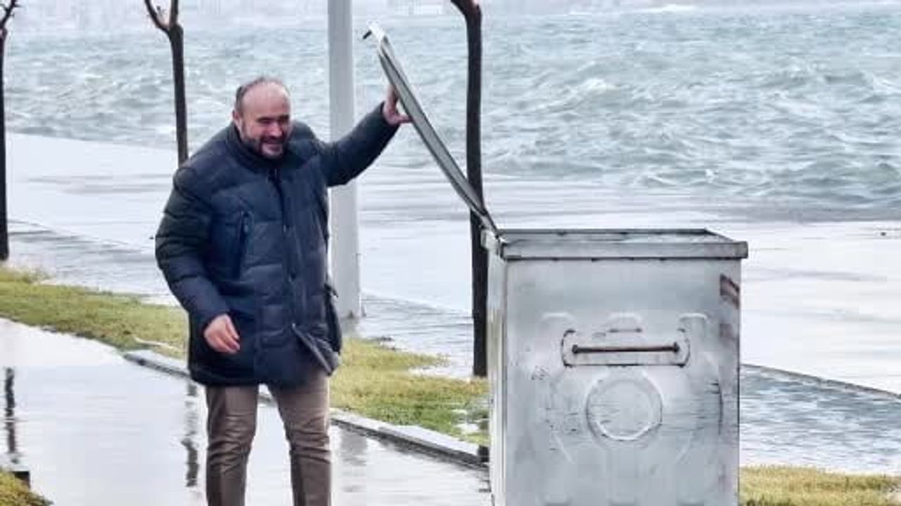 İstanbul'da iki gündür etkili lodos sahili dev dalgalarla kapladı