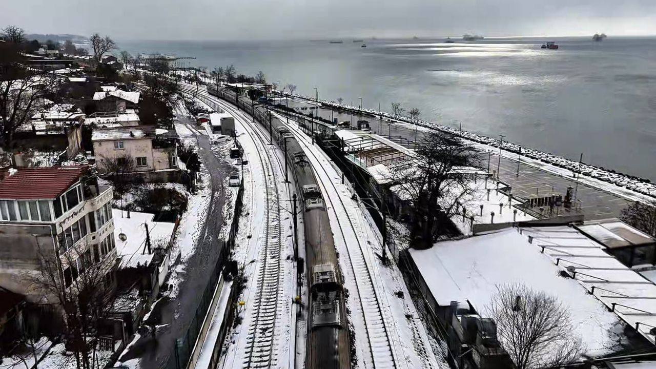 İstanbul'da kar manzarası: Menekşe Sahili ve Marmaray havadan görüntülendi
