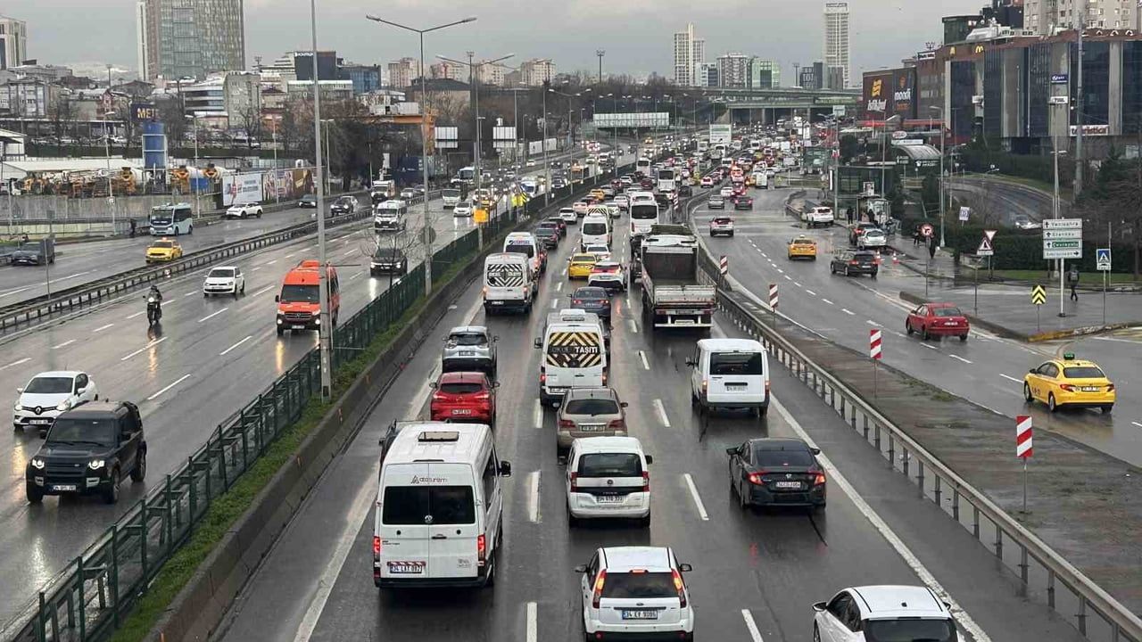 İstanbul’da kar nedeniyle Anadolu Yakası’nda trafik yoğunluğu yüzde 60’a çıktı