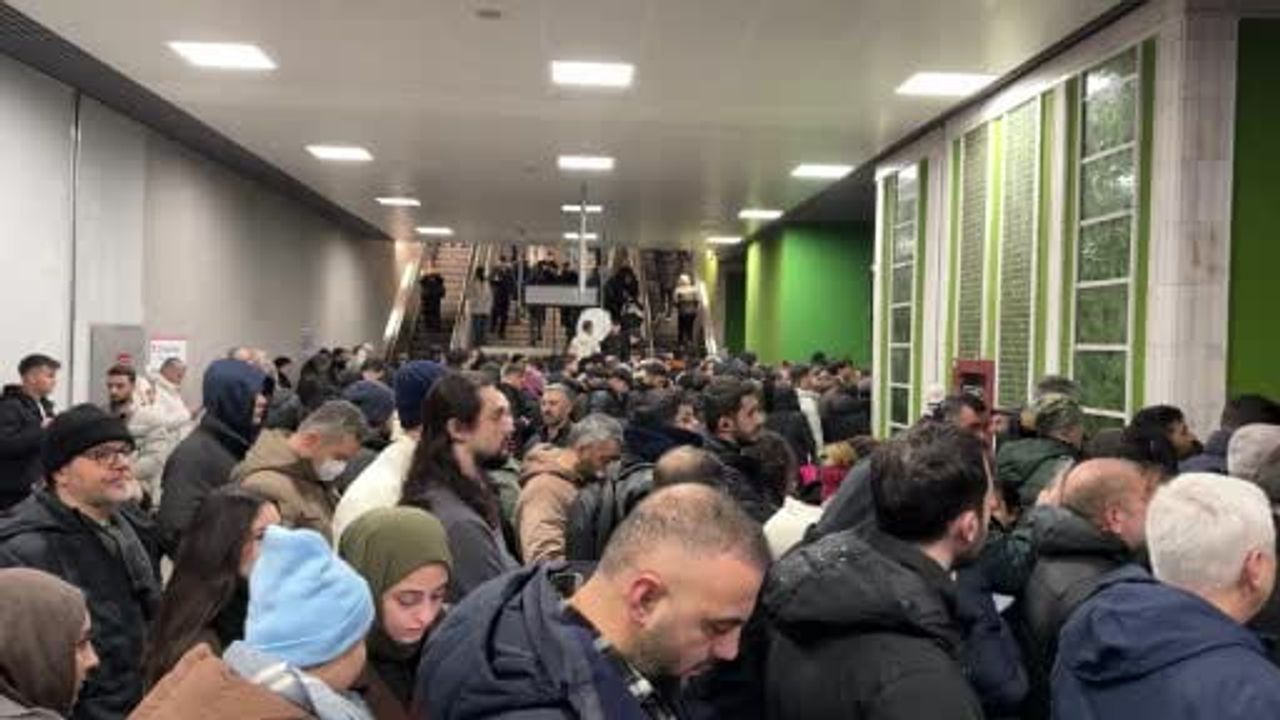 İstanbul'da kar ulaşımı aksattı: Mahmutbey Metro'da yoğun bekleyiş