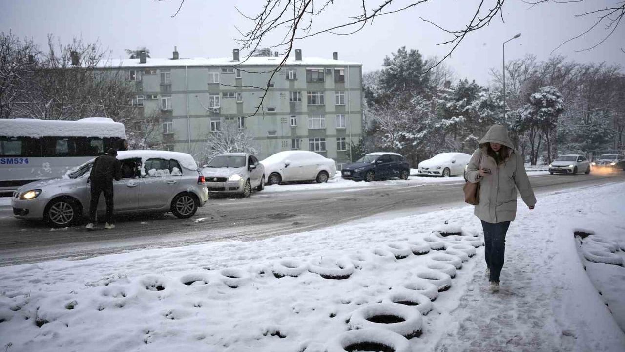 İstanbul'da kar yağışı etkisini sürdürüyor