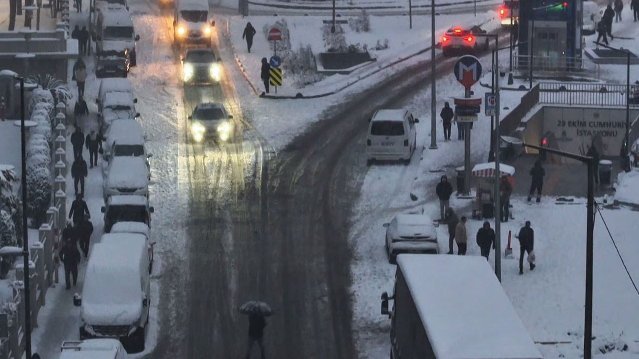 İstanbul'da karla kaplı yollarda vatandaşların zorlu mücadelesi