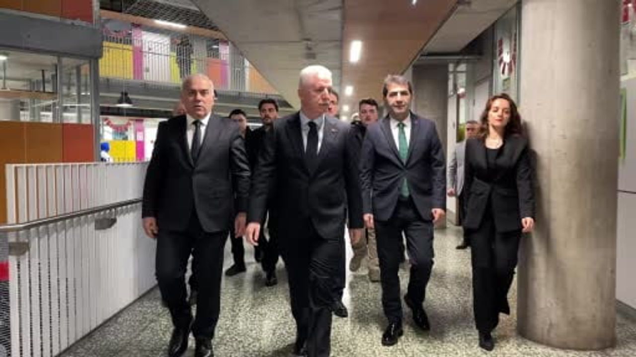 İstanbul’da karne töreni: Vali Davut Gül öğrencilerle buluştu