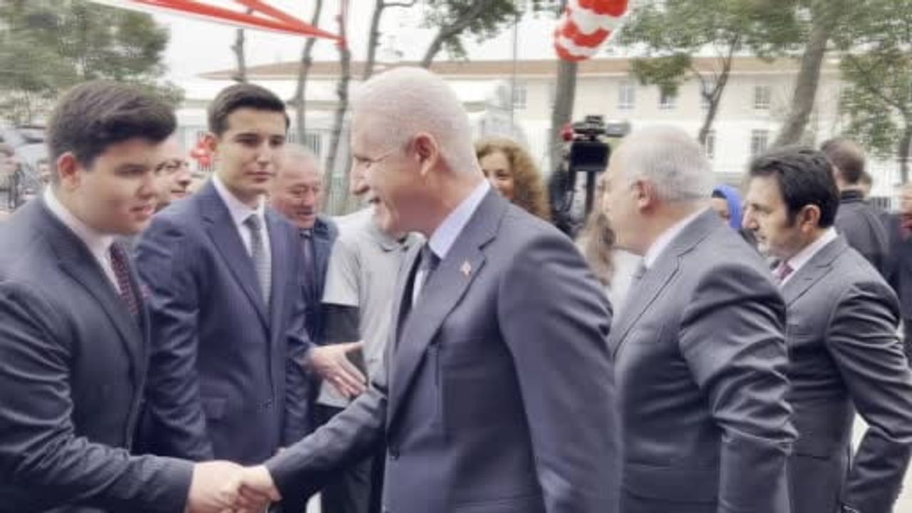 İstanbul’da Karneler Dağıtıldı: Vali Gül Okul Güvenliği, Tekli Eğitim ve 300 Yeni Kreşi Açıkladı