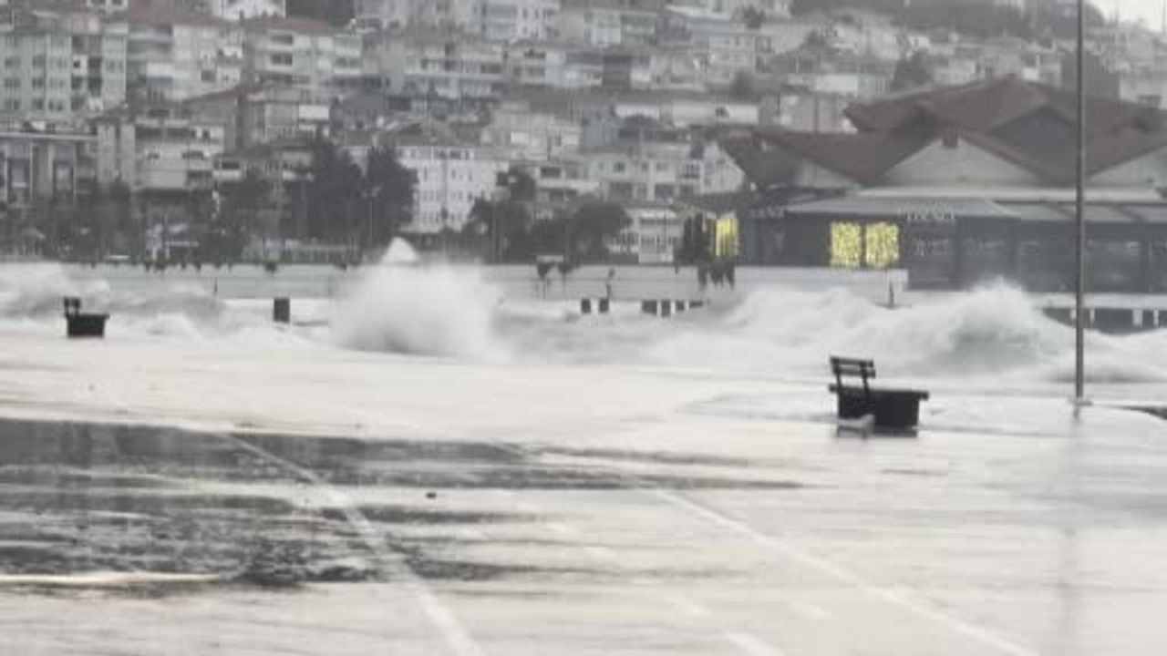 İstanbul'da lodos etkisini gösterdi: Büyükçekmece ve Silivri'de dev dalgalar