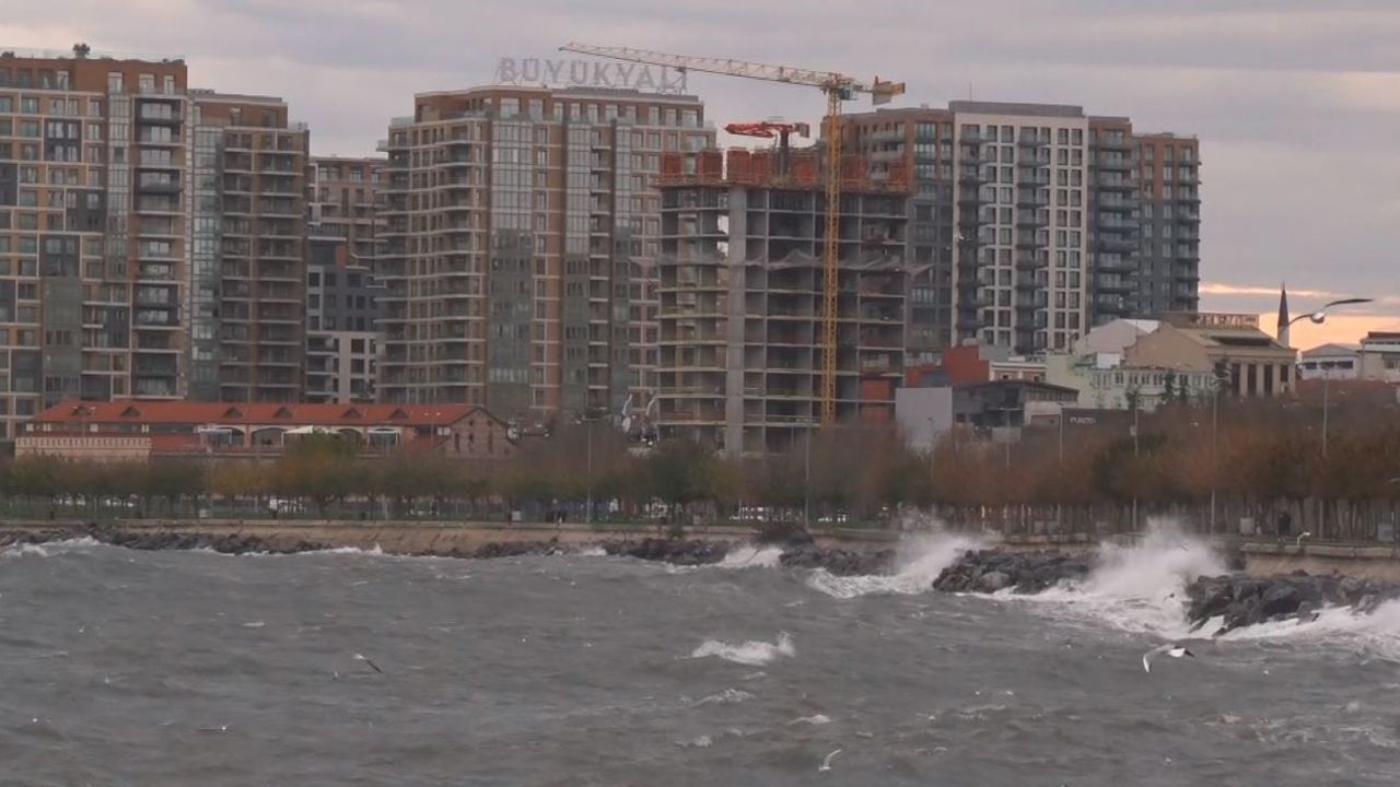İstanbul'da lodos: Fatih ve Zeytinburnu sahillerinde dev dalgalar