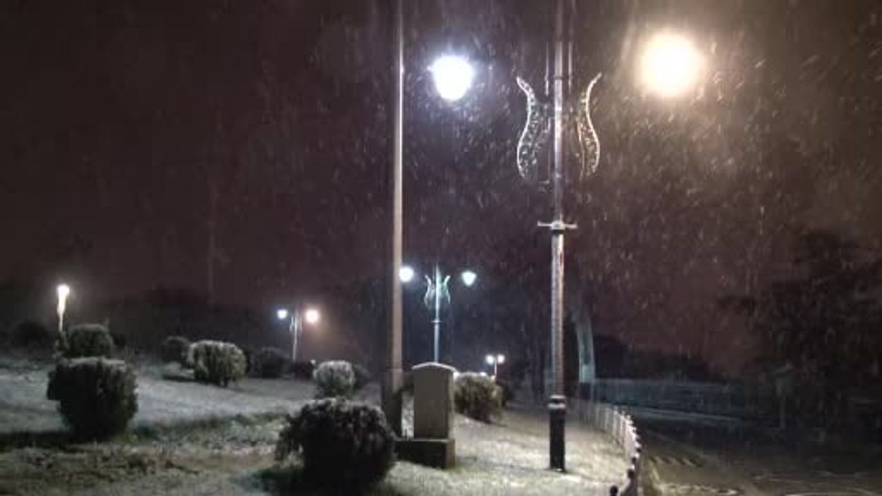 İstanbul'da Pazartesi Sabahı Yeniden Başlayan Kar Yağışı