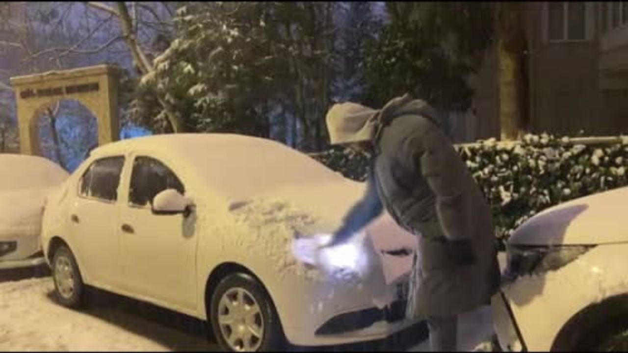 İstanbul'da sabah işe gidenleri zorlayan kar yağışı