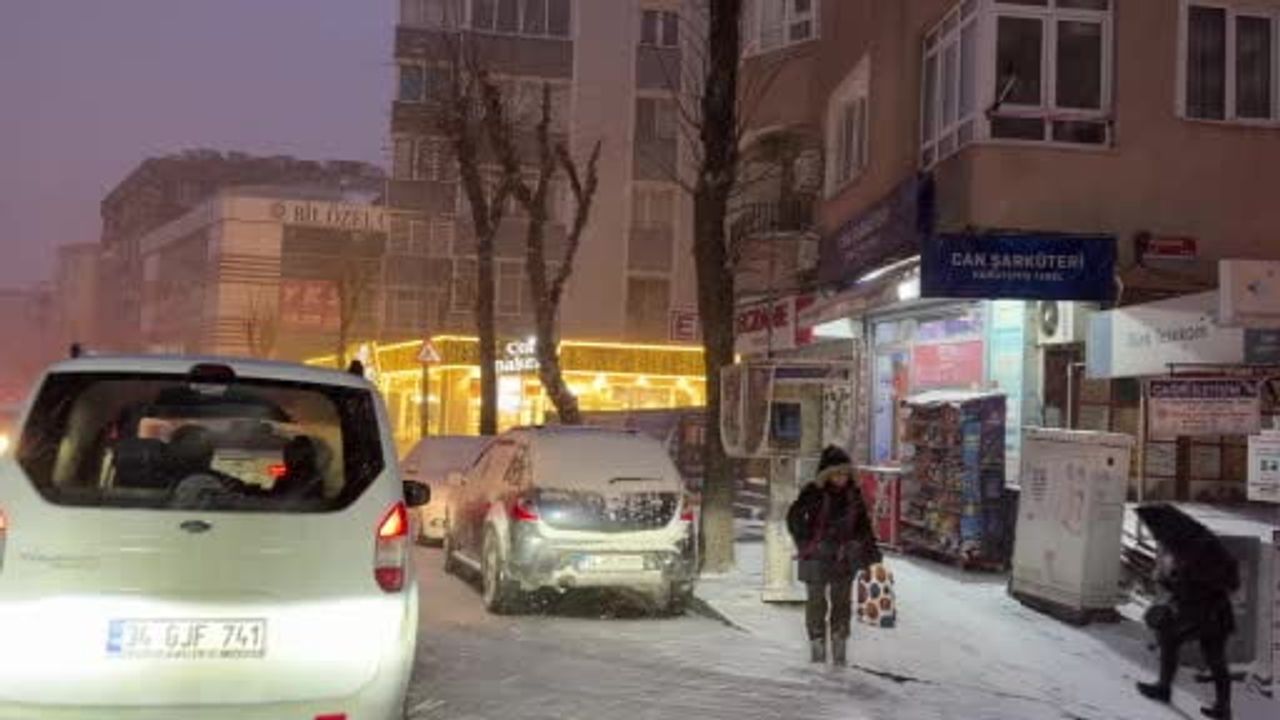 İstanbul'da Sabah Mesaisi Karla Başladı