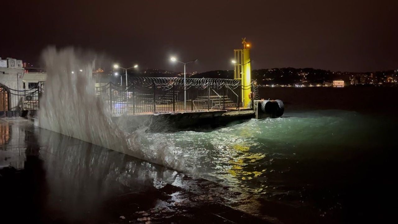 İstanbul'da Sabah Rüzgarı ve Beşiktaş'ta Yükselen Dalgalar