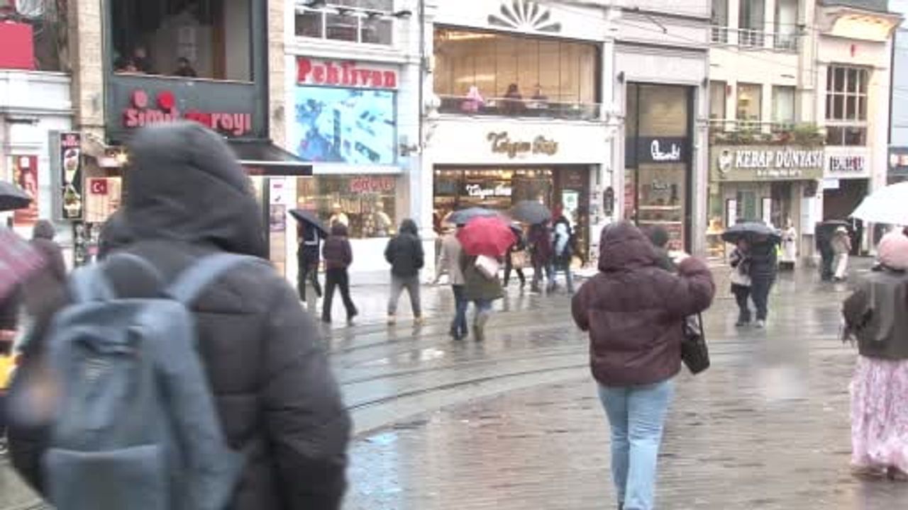 İstanbul'da Yağmur Aralıklı Etkisini Sürdürüyor