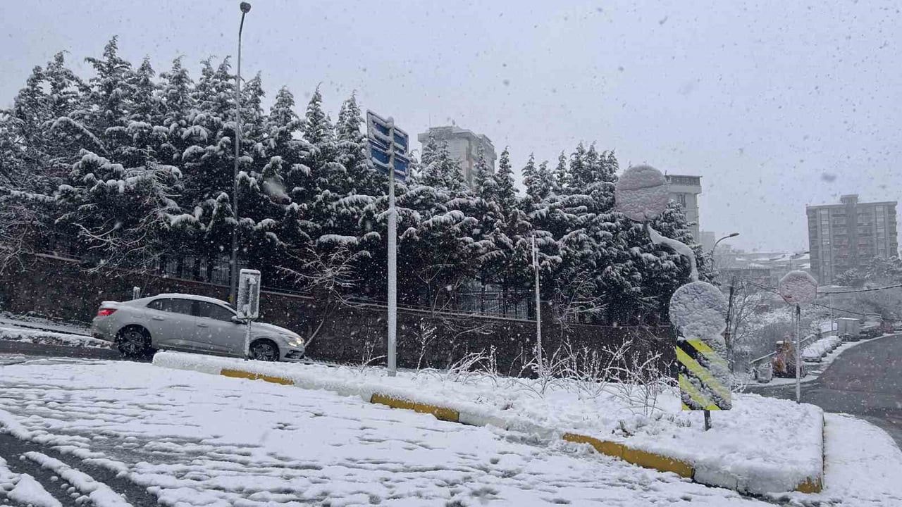 İstanbul'da Yakacık Beyaza Büründü