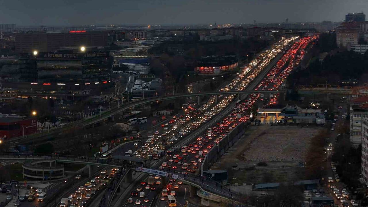 İstanbul’da yarıyıl tatili ve yağış trafikte yoğunluğu %90’a taşıdı