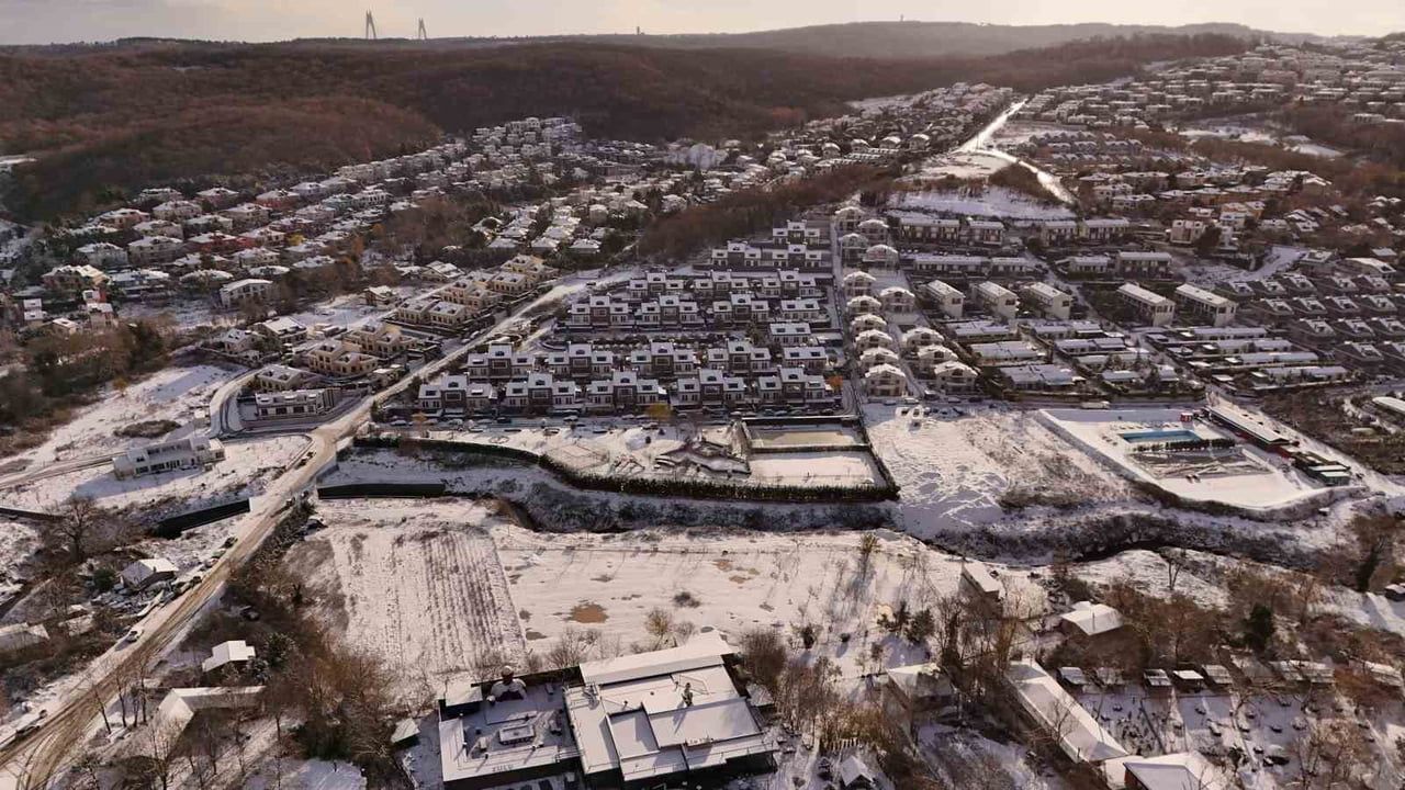 İstanbul'un yüksekleri yeni yıla karla girdi