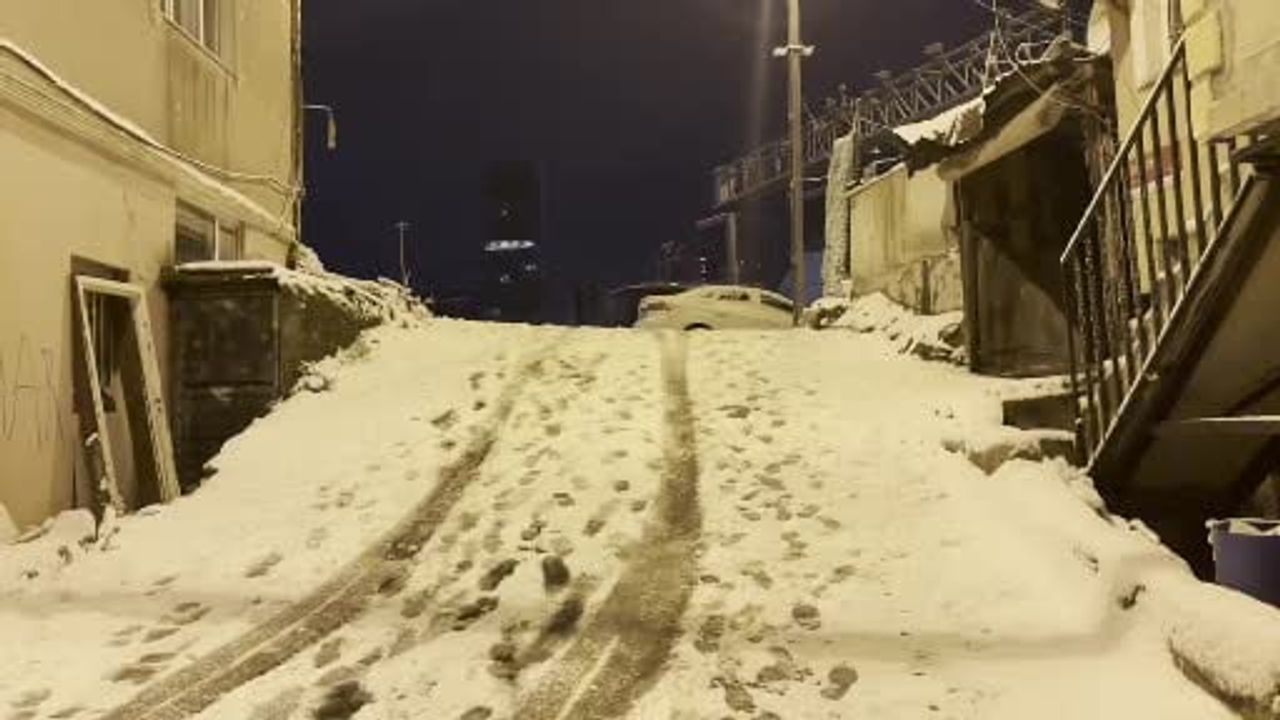 İstanbul yeni yılı karla karşıladı: Sarıyer beyaza büründü