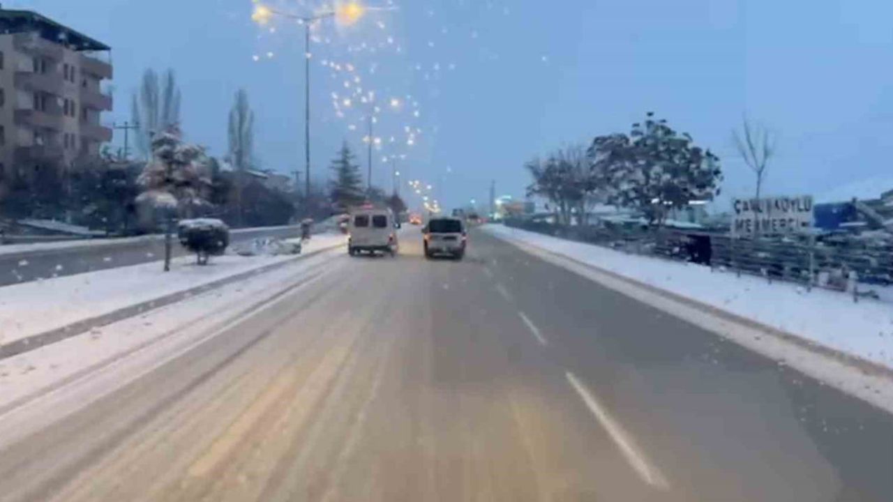 İtfaiye aracına yol vermeyen sürücünün o anları cep telefonu kamerasında