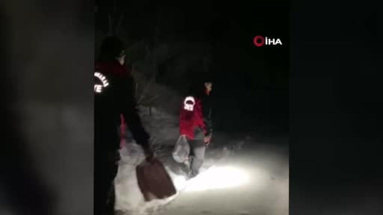 İtfaiye ekiplerinden bağ evinde mahsur kalan aileye erzak yardımı