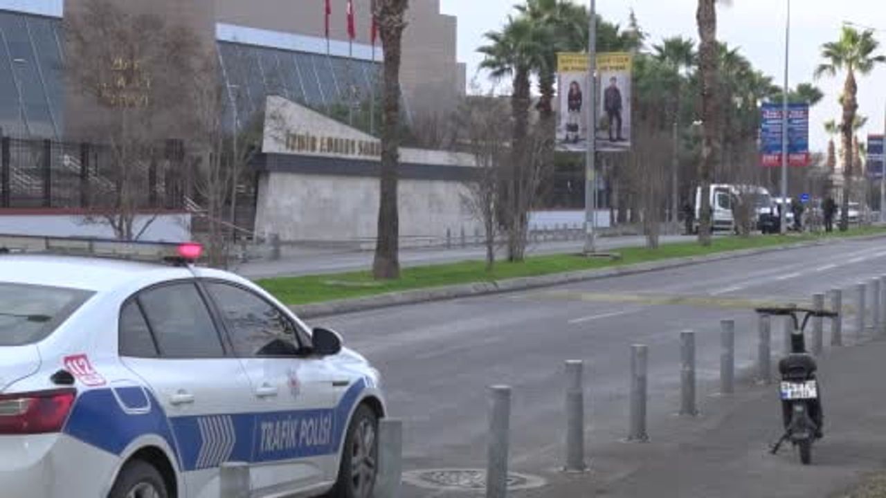 İzmir Adliyesi önünde şüpheli paket alarmı