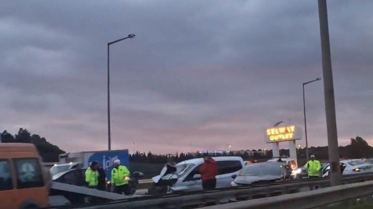 İzmir Balçova'da zincirleme kaza: 8 araç, 7 yaralı