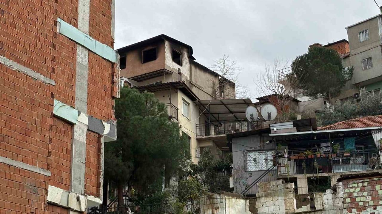 İzmir Bayraklı'da 3 katlı binanın çatı katında yangın