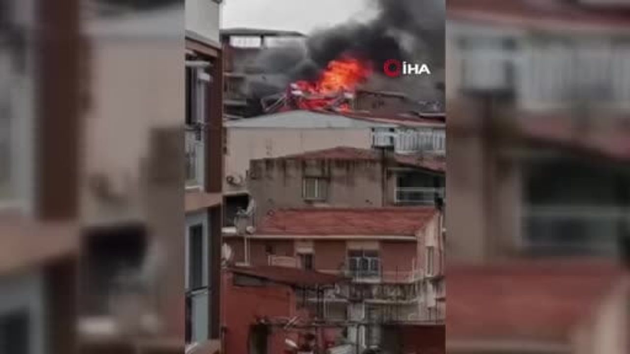 İzmir Bayraklı'da çatı katı yangını; itfaiye müdahalesiyle söndürüldü