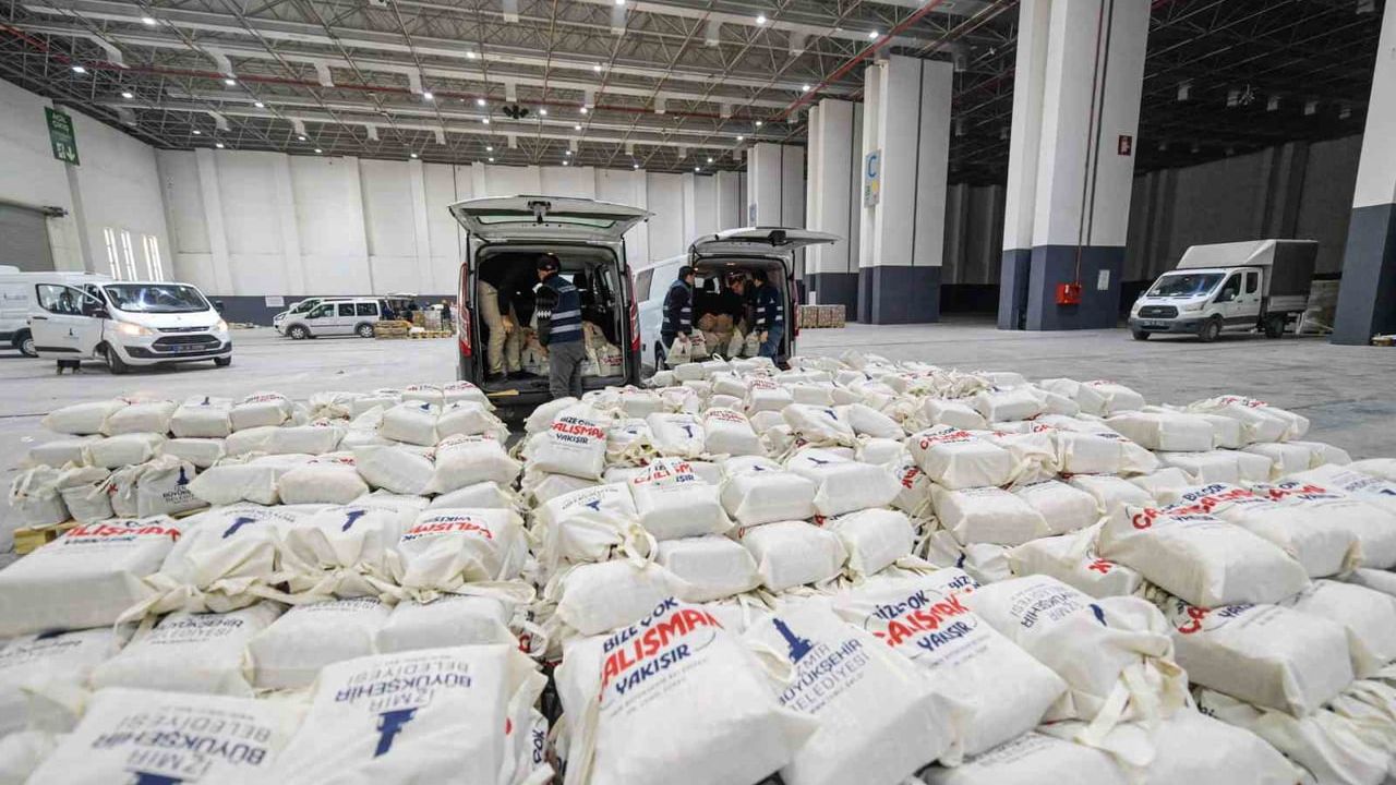 İzmir Büyükşehir'den 24 bin haneye kahvaltı paketi desteği