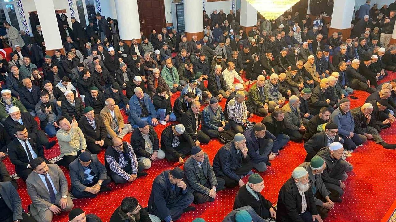 İzmir’de '1001 Hatim' geleneği: 10 bin 554 hatmin duası İzzet Erişen Camii'nde